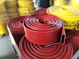 国庆假期结束，加拿大客户订购5000千米丁腈橡胶水带，工人们忙的热火朝天